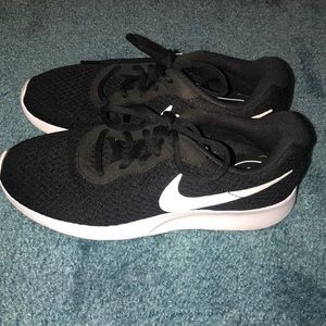 Black and White Nike Tanjuns